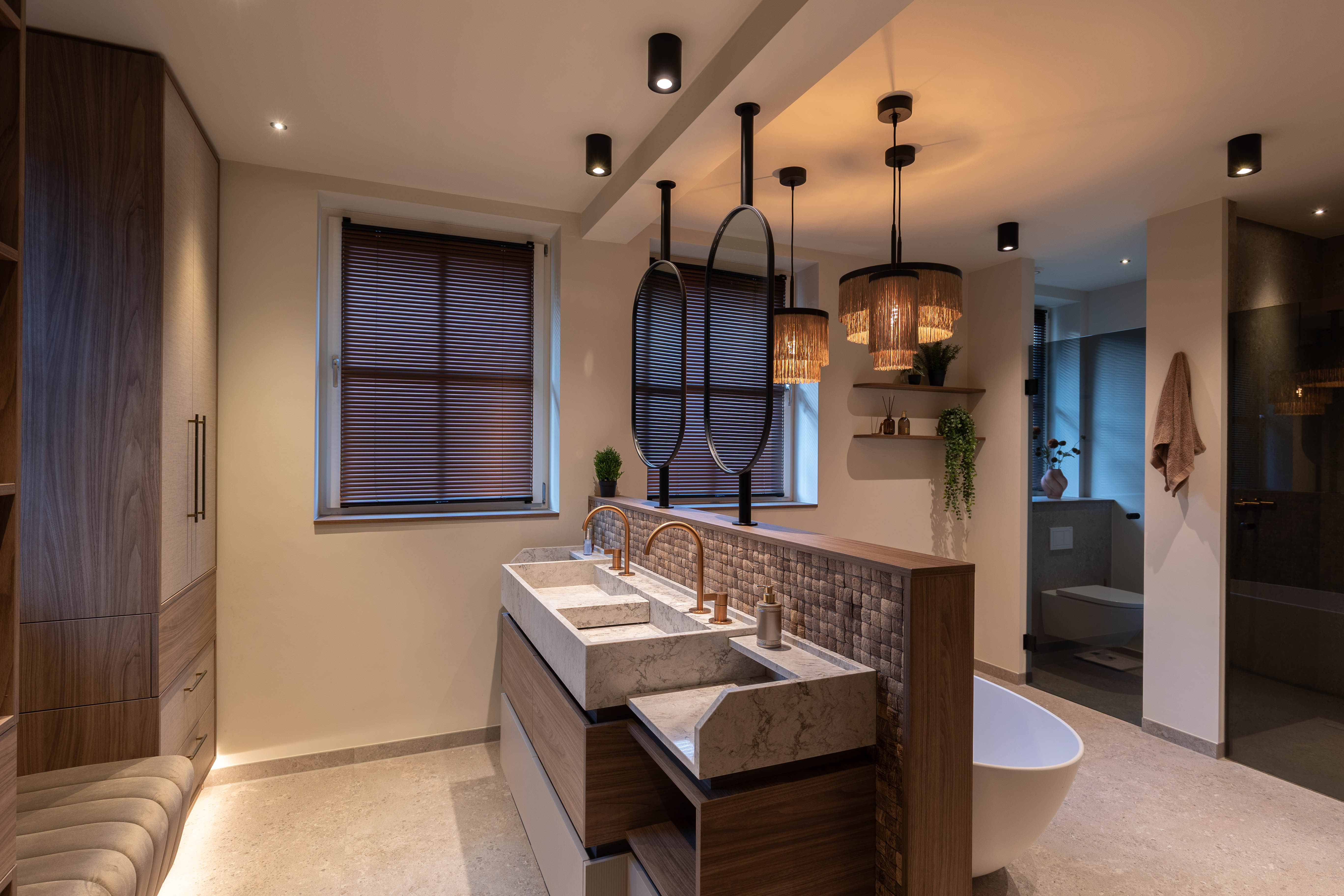 Moderne badkamer met kleedruimte